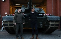 Tổng thống Ukraine Volodymyr Zelensky (trái) và Thủ tướng Anh Rishi Sunak vào hôm 8-2-2023 tại Trại Lulworth, Anh. Ảnh: EPA-EFE