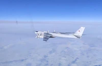 Máy bay ném bom chiến lược Tu-95MS của Nga bay trên vùng biển Bering hôm 14-2. Ảnh: BỘ QUỐC PHÒNG NGA