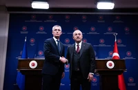 Tổng Thư ký NATO Jens Stoltenberg (trái) và Ngoại trưởng Thổ Nhĩ Kỳ Mevlut Cavusoglu. Ảnh: TWITTER