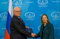 Thứ trưởng Ngoại giao Nga Sergei Ryabkov (trái) gặp Đại sứ Mỹ tại Nga Lynne Tracy hôm 30-1-2023. Ảnh: BỘ NGOẠI GIAO NGA/REUTERS