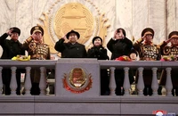 Nhà lãnh đạo Triều Tiên Kim Jong-un cùng con gái tham gia lễ duyệt binh hôm 8-2. Ảnh: KCNA 
