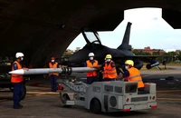 Tên lửa đất đối không tầm trung tiên tiến (AMRAAM) xuất hiện tại một cuộc tập trận ở Hoa Liên (Đài Loan) hồi tháng 8-2022. Ảnh: Ann Wang/REUTERS