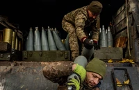 Binh sĩ Ukraine vận chuyển đạn tại một vị trí trên tiền tuyến gần Bakhmut. Ảnh: Dimitar Dilkoff/AFP/GETTY IMAGES