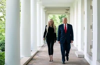 Cựu Tổng thống Mỹ Donald Trump (phải) và con gái Tiffany Trump. Ảnh: INSTAGRAM