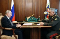 Bộ trưởng Quốc phòng Nga Sergey Shoigu (phải) báo cáo với Tổng thống Nga Vladimir Putin về cuộc tập trận của Hạm đội Thái Bình Dương. Ảnh: Gavriil Grigorov/VĂN PHÒNG BÁO CHÍ TỔNG THỐNG NGA/TASS 