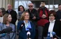 Đại sứ Mỹ tại Nga Lynne Tracy (trái), Đại sứ Anh tại Nga Deborah Bronnert (giữa) và Đại sứ Canada tại Nga Alison LeClaire (phải) phát biểu trước giới truyền thông ở Moscow vào ngày 17-4. Ảnh: Kirill Kudryavtsev/AFP 