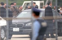 Tổng thống Ukraine Volodymyr Zelensky có mặt tại sân bay Hiroshima hôm 20-5. Ảnh: Hiro Komae/AP