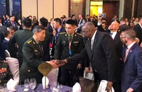 Bộ trưởng quốc phòng Mỹ-Trung bắt tay nhau tại Đối thoại Shangri-La 2023. Ảnh: WEIBO