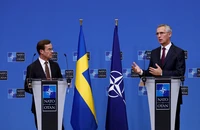 Thủ tướng Thụy Điển Ulf Kristersson (trái) và Tổng thư ký NATO Jens Stoltenberg. Ảnh: REUTERS