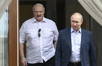 Tổng thống Nga Vladimir Putin (đi trước) và Tổng thống Belarus Alexander Lukashenko tại cuộc gặp hôm 9-6. Ảnh: AP