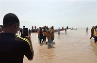 Vụ lật thuyền ở Nigeria hôm 12-6 đã khiến hơn 100 người thiệt mạng. Ảnh: REUTERS