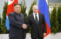 Lãnh đạo Triều Tiên Kim Jong-un (trái) và Tổng thống Nga Vladimir Putin trong cuộc gặp năm 2019. Ảnh: Alexander Zemlianichenko/AP