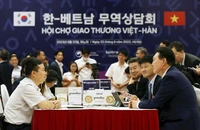 Tổng thống Hàn Quốc Yoon Suk-yeol (phải) tham dự Hội chợ Giao thương Việt-Hàn tại Hà Nội hôm 22-6. Ảnh: YONHAP