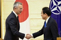 Tổng thư ký NATO Jens Stoltenberg (trái) và Thủ tướng Nhật Fumio Kishida tại Tokyo hồi tháng 1-2023. Ảnh: REUTERS