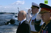 Tổng thống Nga Vladimir Putin tham dự lễ duyệt binh ngày Hải quân Nga. Ảnh: RT 