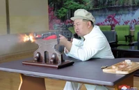 Chùm ảnh: Ông Kim Jong-un thị sát loạt nhà máy sản xuất vũ khí của Triều Tiên