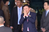 Ảnh: Ông Thaksin về tới Thái Lan
