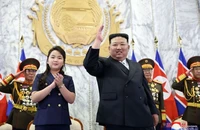 Lãnh đạo Triều Tiên Kim Jong-un và con gái tại lễ duyệt binh bán quân sự hôm 8-9 nhân kỷ niệm 75 năm quốc khánh. Ảnh: KCNA