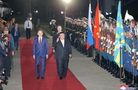 Lãnh đạo Triều Tiên Kim Jong-un và Bộ trưởng Tài nguyên và Môi trường Nga Alexander Kozlov (trái) duyệt đội danh dự. Ảnh: KCNA
