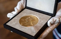 Huy chương giải Nobel. Ảnh: AP