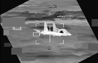 Mỹ công bố video cho thấy một tiêm kích J-11 của Trung Quốc áp sát máy bay ném bom B-52. Ảnh: CHỤP TỪ VIDEO