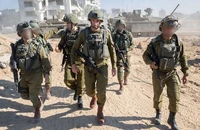 Trung tướng Herzi Halevi - Tham mưu trưởng Lực lượng Phòng vệ Israel (giữa) tới Dải Gaza hôm 16-11. Ảnh: LỰC LƯỢNG PHÒNG VỆ ISRAEL