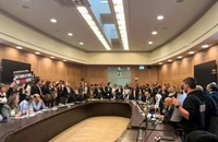 VIDEO: Người nhà con tin xông vào quốc hội Israel đòi hành động