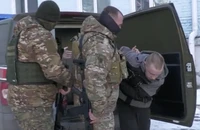 VIDEO: Đặc vụ Nga phục kích, bắt 2 người nghi làm gián điệp cho Ukraine