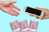 Trả lại đồ đánh rơi, được hậu tạ ... tiền giả