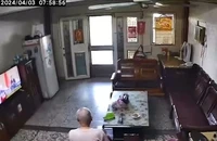 VIDEO: Bình thản ngồi xem TV mặc nhà cửa rung lắc dữ dội vì động đất 7,2 độ richter 