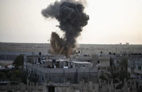 Khói bốc lên sau cuộc tấn công của Israel ở TP Rafah hôm 22-4. Ảnh: REUTERS