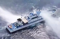 Video: Tàu hải cảnh Trung Quốc phun vòi rồng tàu Philippines ở bãi cạn Scarborough, 2 bên lên tiếng 