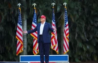 Ông Trump và quý tử út lần đầu xuất hiện sau phiên tranh luận với ông Biden 