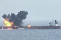 VIDEO: Tàu dầu bốc cháy do bị xuồng tự sát Houthis tấn công