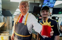 Chùm ảnh: Ông Trump làm nhân viên phục vụ tại cửa hàng McDonald's