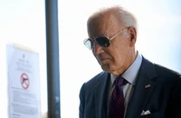 VIDEO: Ông Biden đi bỏ phiếu sớm, bầu cho bà Harris