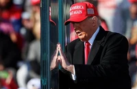 Ông Trump, bà Harris quần thảo và bám đuổi quyết liệt tại các bang chiến trường những ngày cuối