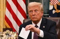 Tổng thống Trump tiết lộ nội dung bức thư ông Biden để lại trong ngăn bàn