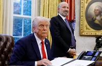 Ông Trump quyết định hoãn áp thuế Canada, Mexico 