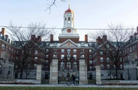 Tổng thống Trump công kích ĐH Harvard, cảnh báo sẽ yêu cầu nộp thuế
