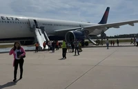 Các hành khách trên chiếc Airbus A330 mang số hiệu 1213 đã được sơ tán sau vụ cháy động cơ máy bay hôm 21-4 ở TP Orlando (bang Florida, Mỹ). Ảnh: SPECTRUM NEWS 13