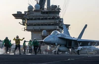 Tiêm kích F/A-18 Super Hornet rơi từ tàu sân bay Mỹ xuống Biển Đỏ