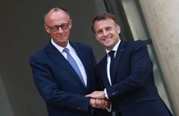 Thủ tướng Đức Friedrich Merz bắt tay với Tổng thống Pháp Emmanuel Macron trước Điện Elysee vào tháng 5. 
