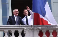 Chính phủ Pháp sụp đổ - lựa chọn nào cho ông Macron?