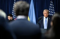 Tổng thống Mỹ Donald Trump (phải) và Tổng thống Ukraine Volodymyr Zelensky họp báo chung sau cuộc gặp tại khu nghỉ dưỡng Mar-a-Lago (bang Florida) ngày 28-12. Ảnh: White House 