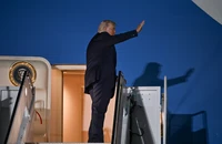 Ông Trump đổi máy bay đến Davos sau khi chuyên cơ Air Force One phải quay đầu vì sự cố