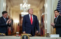 Chiến sự Trung Đông: Ông Trump tuyên bố chiến thắng; Cập nhật đường đi hàng nghìn lính thủy đánh bộ Mỹ