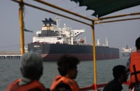Cách tàu Iran 'phá' vòng phong tỏa của Mỹ ở eo biển Hormuz?