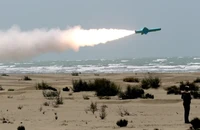 Giá dầu tăng vọt sau khi Iran tấn công UAE và tàu thuyền trên eo biển Hormuz