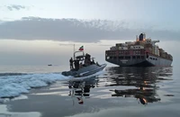 Vì sao eo biển Hormuz mở cửa lại nhưng tàu thuyền vẫn chưa thông thương?
